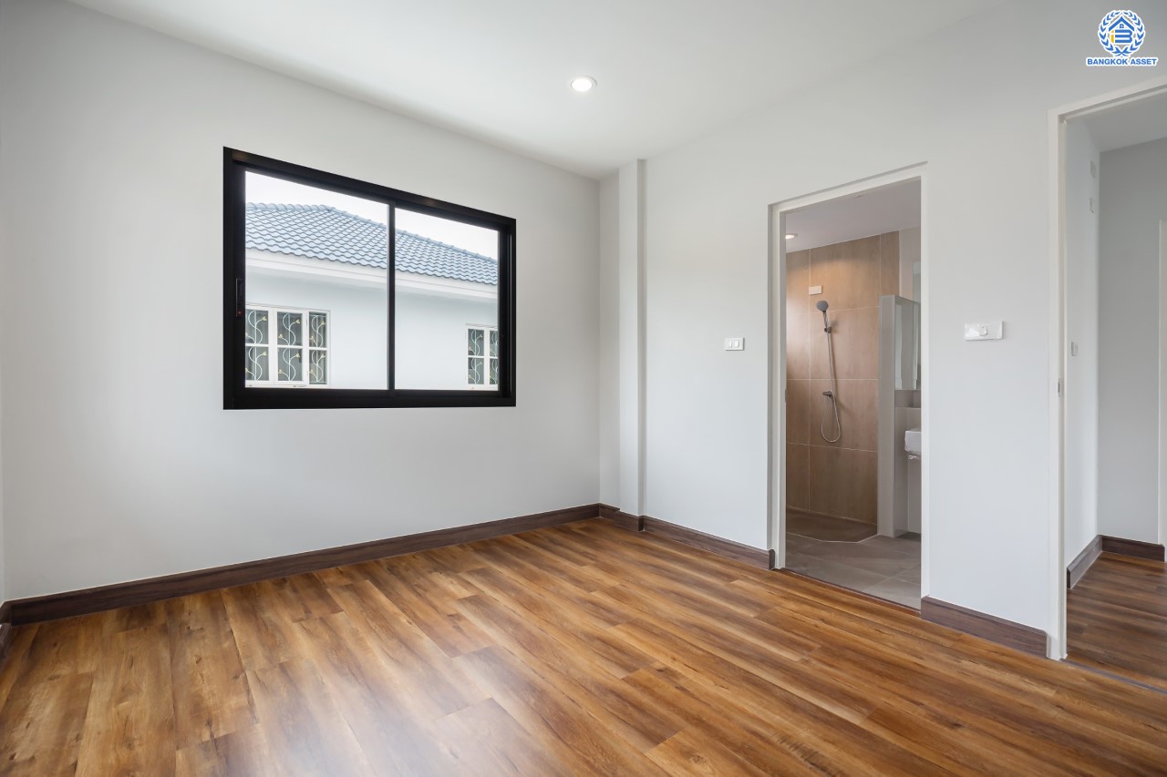 บ้านมือสองตกแต่งใหม่ ม.ชัยพฤกษ์ บางบัวทอง บ้านเดี่ยวหลังมุม แบรนด์ LH เนื้อที่ 72.5 ตร.ว. ฟังก์ชัน 3 ห้องนอน 3 ห้องน้ำ 1 ห้องอเนกประสงค์ จอดรถได้ 1 คัน พร้อม Facilities ครบครัน บนทำเลเดินทางสะดวก ติดถนนบางกรวย-ไทรน้อย ใกล้เซ็นทรัลเวสต์เกต และรถไฟฟ้าสายสีม่วง "สถานีบางพลู"